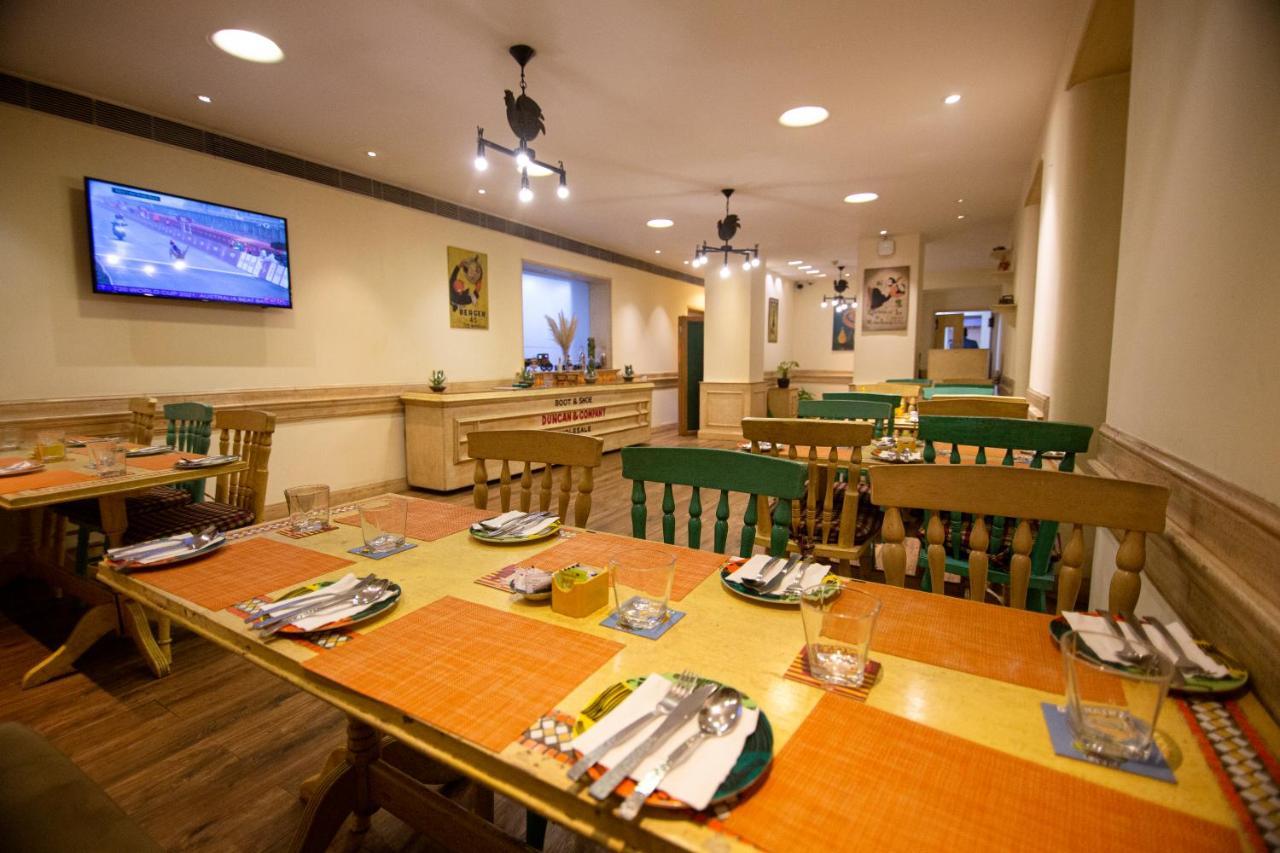 Ambassador, New Delhi - Ihcl Seleqtions Hotel Bagian luar foto The interior of a typical Premier Inn restaurant