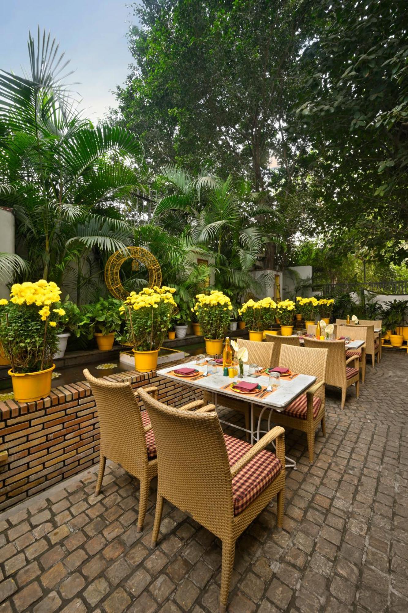 Ambassador, New Delhi - Ihcl Seleqtions Hotel Bagian luar foto The Garden Grille
