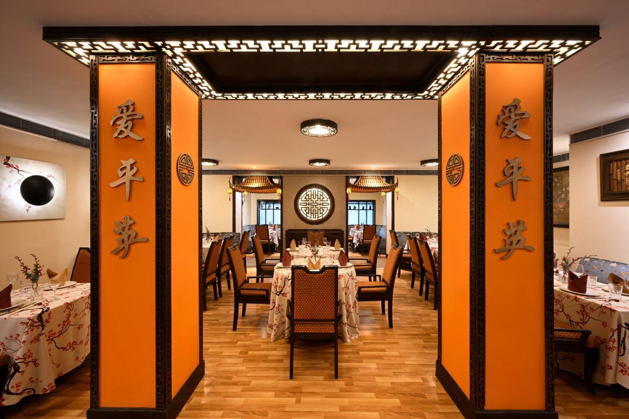 Ambassador, New Delhi - Ihcl Seleqtions Hotel Bagian luar foto Interior of a restaurant in Beijing
