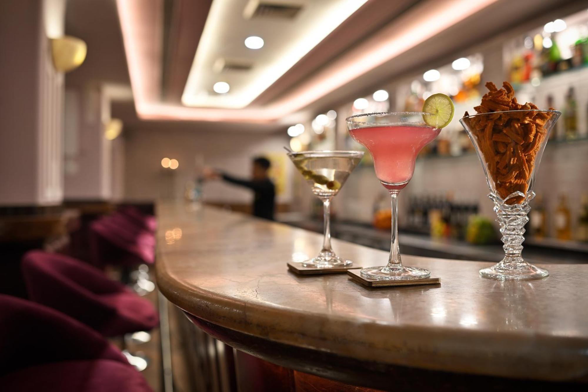 Ambassador, New Delhi - Ihcl Seleqtions Hotel Bagian luar foto The bar at the hotel