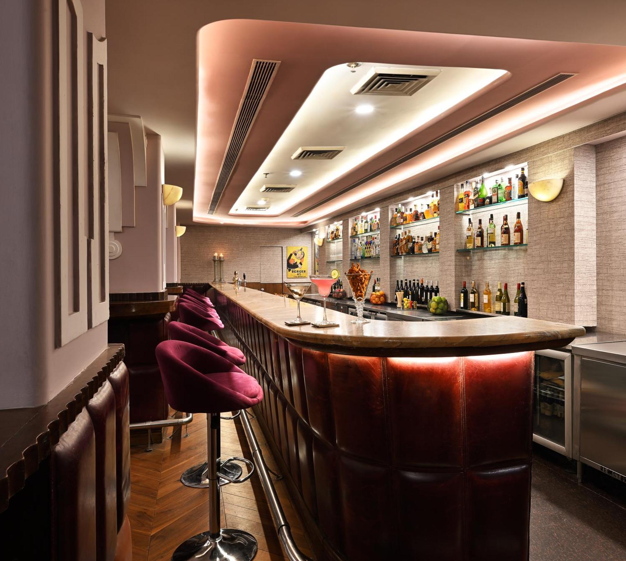 Ambassador, New Delhi - Ihcl Seleqtions Hotel Bagian luar foto The bar at the 2010 London Olympics