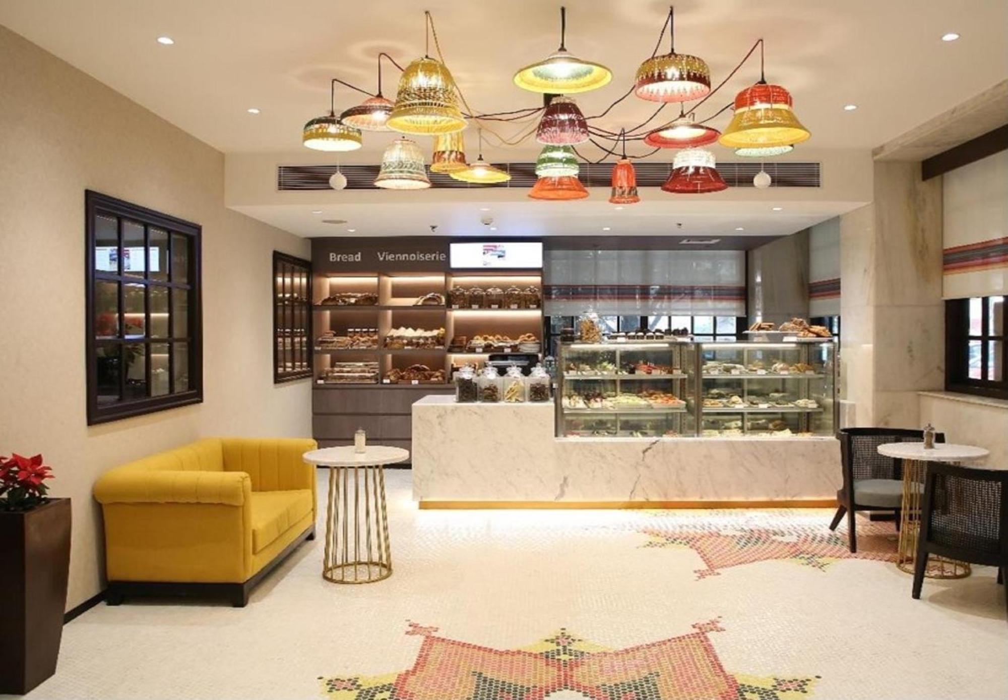 Ambassador, New Delhi - Ihcl Seleqtions Hotel Bagian luar foto The lobby of the hotel