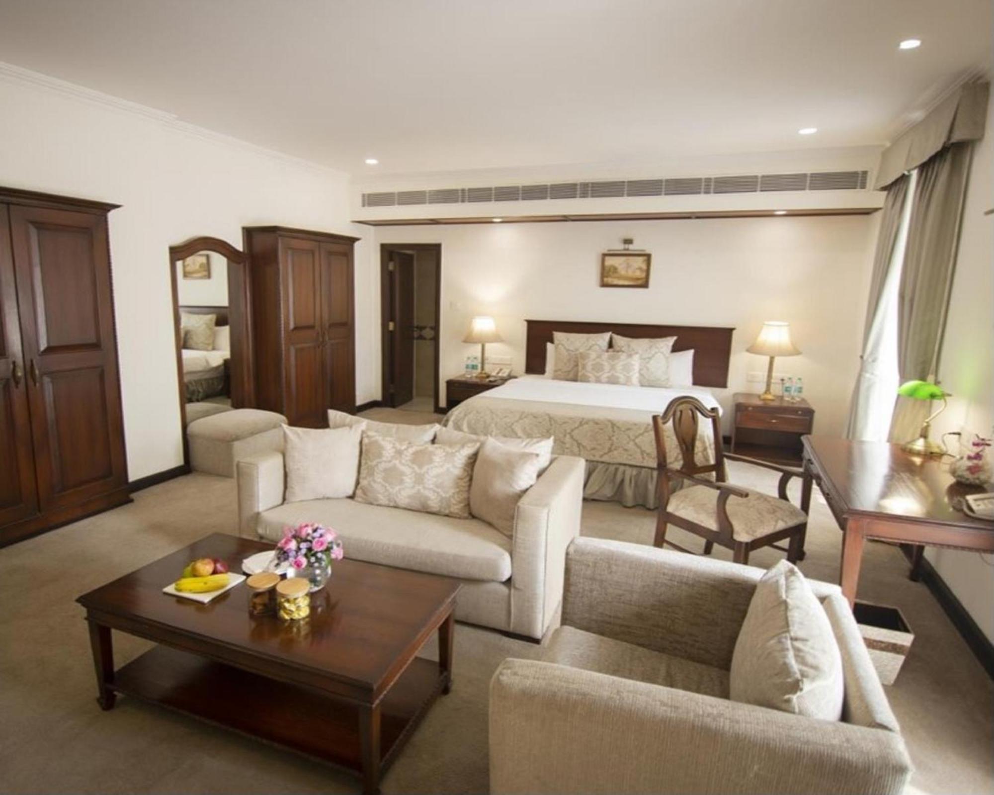 Ambassador, New Delhi - Ihcl Seleqtions Hotel Bagian luar foto A suite at the Taj Bengal