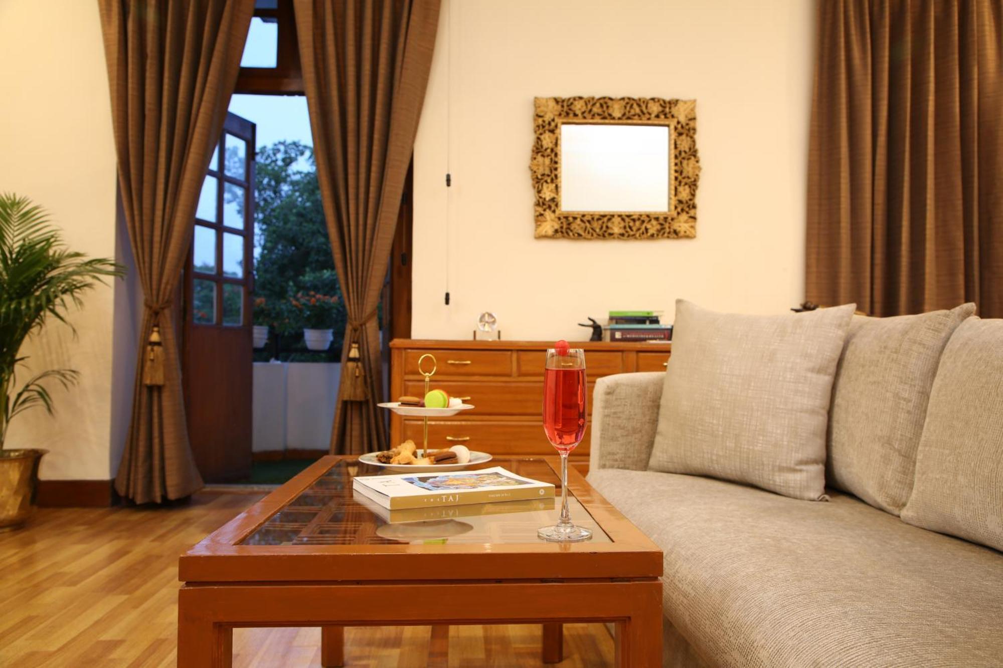 Ambassador, New Delhi - Ihcl Seleqtions Hotel Bagian luar foto A living room