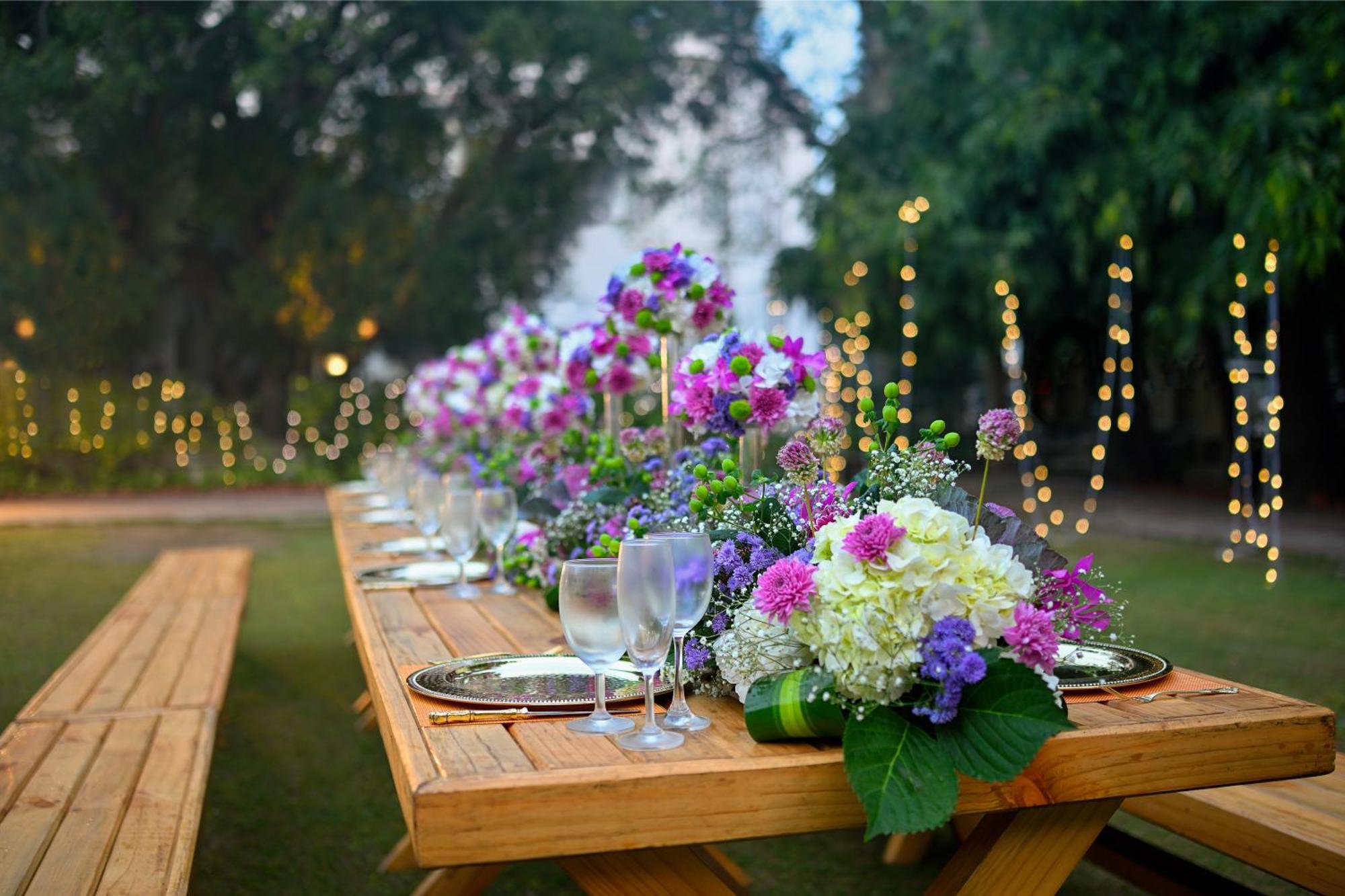 Ambassador, New Delhi - Ihcl Seleqtions Hotel Bagian luar foto A table set for a wedding reception