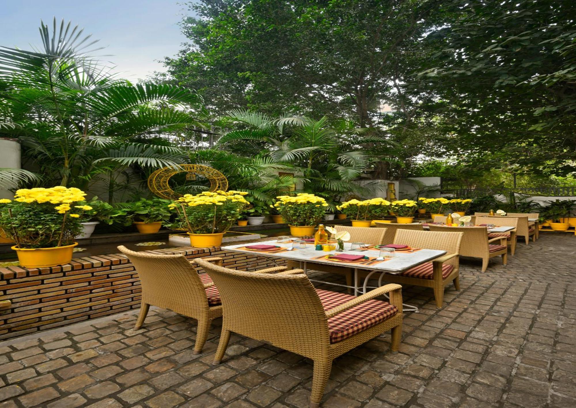 Ambassador, New Delhi - Ihcl Seleqtions Hotel Bagian luar foto The Park, New Delhi