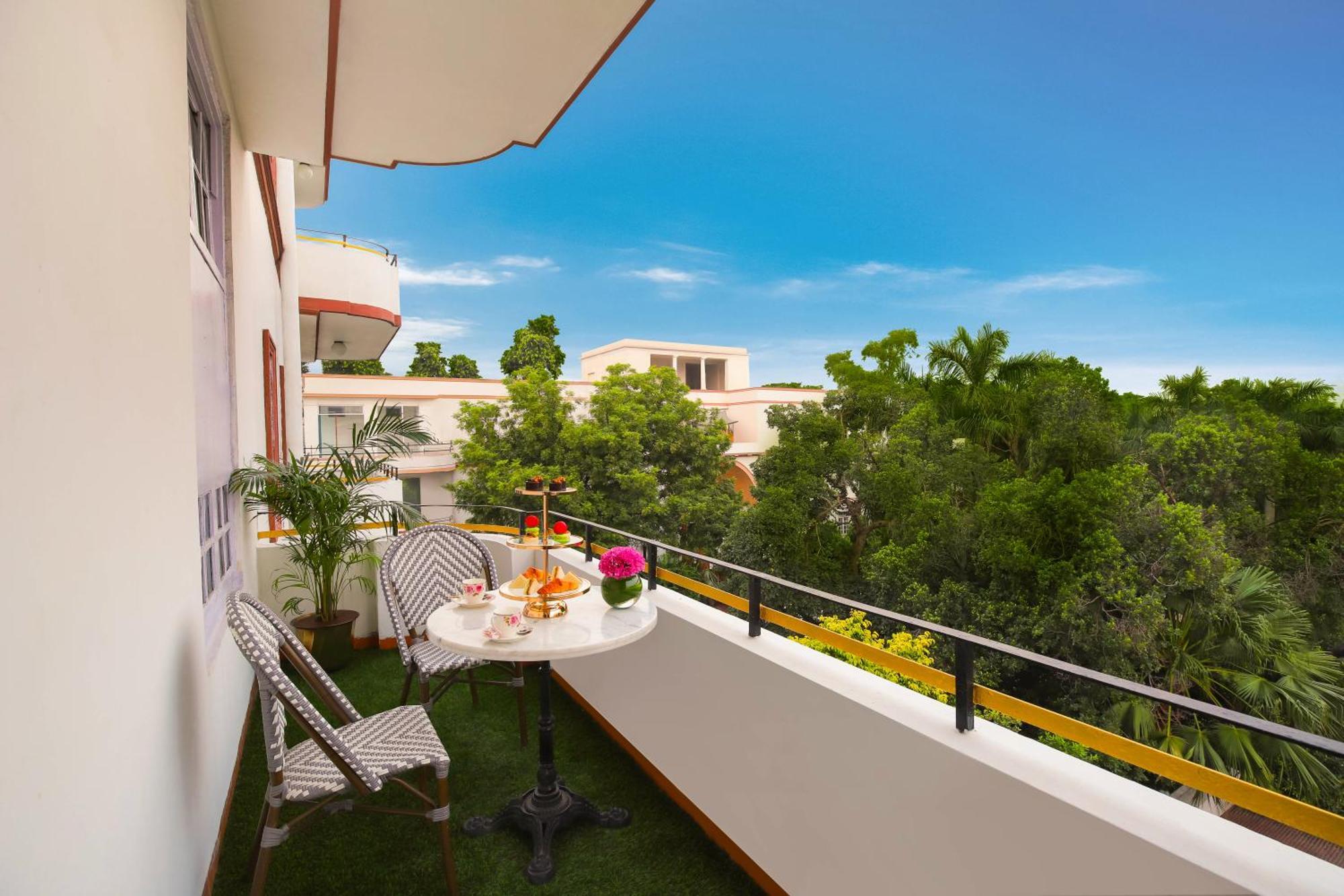 Ambassador, New Delhi - Ihcl Seleqtions Hotel Bagian luar foto A balcony