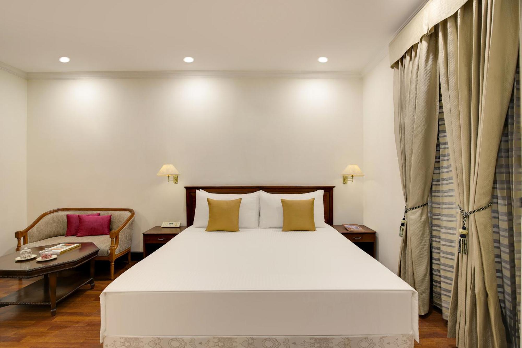 Ambassador, New Delhi - Ihcl Seleqtions Hotel Bagian luar foto A bedroom at the hotel