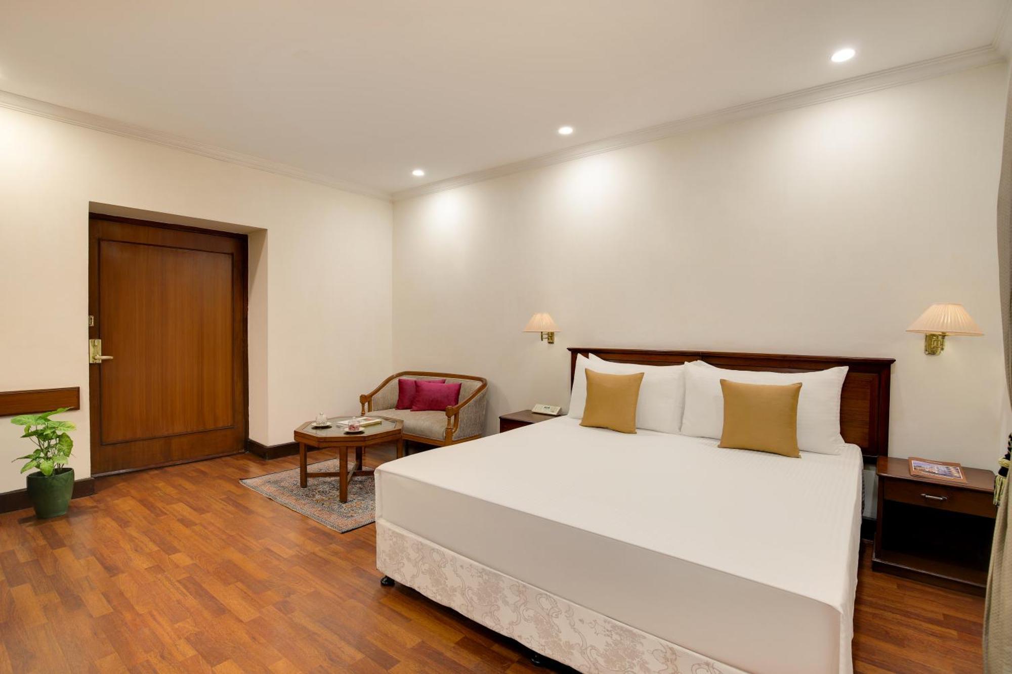 Ambassador, New Delhi - Ihcl Seleqtions Hotel Bagian luar foto A room at the hotel